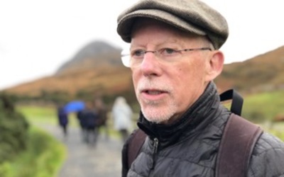 Paul Gardner, Political Science Professor Emeritus, hosts an alumni travel group in Ireland 2019.
